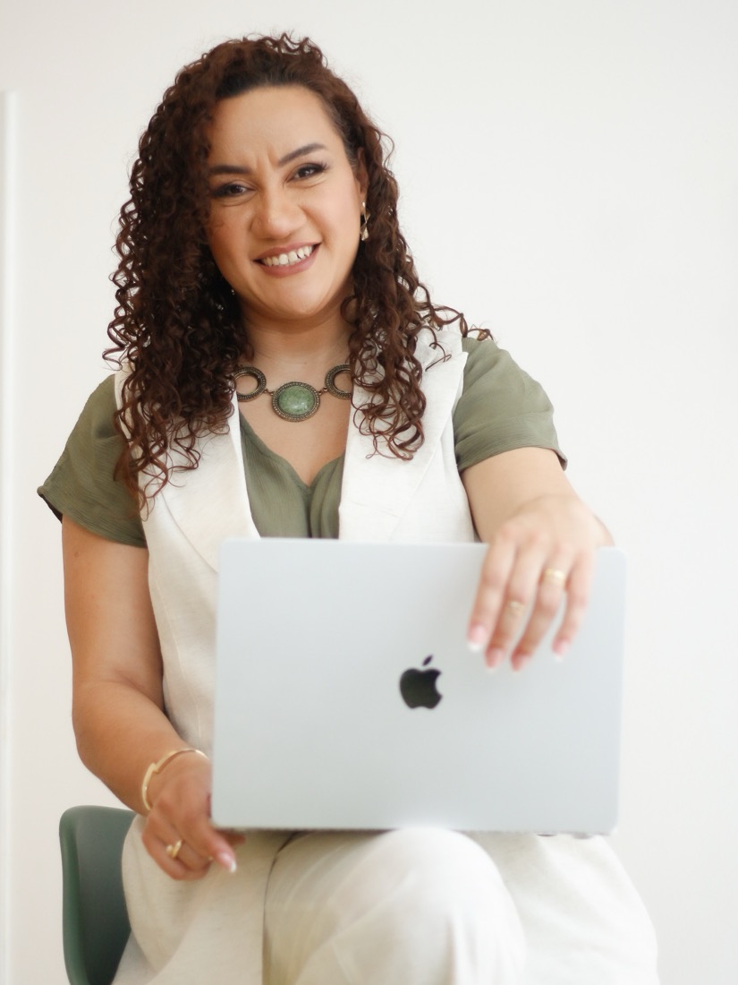 Joyce sorrindo com o notebook no colo